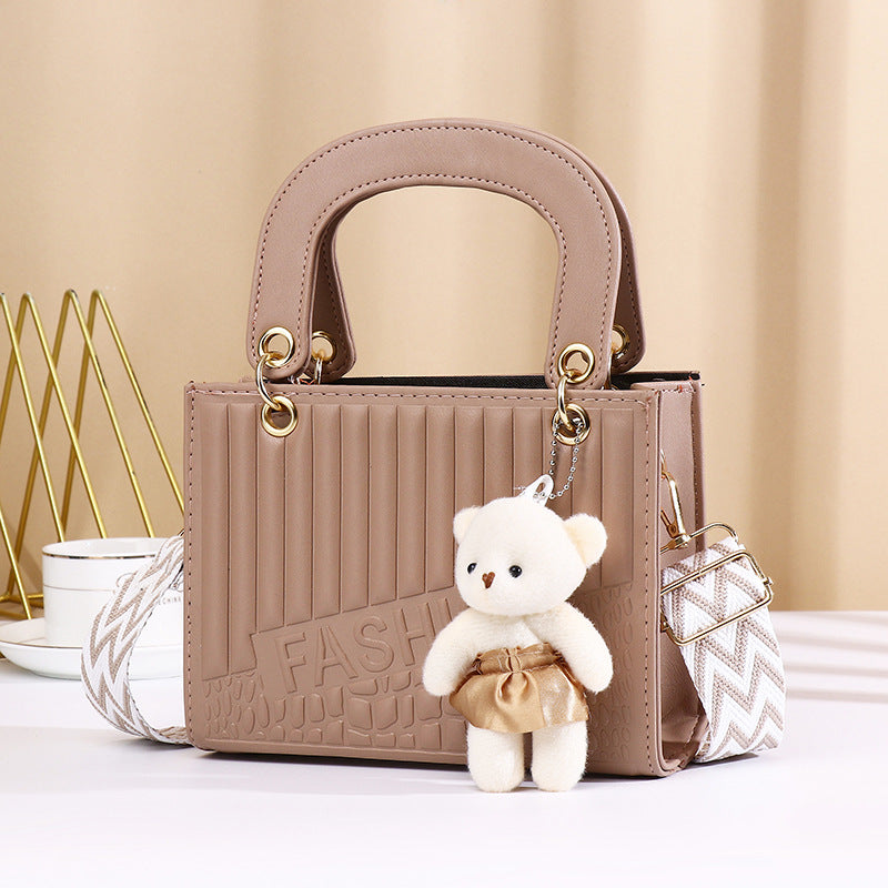 Sac à main décontracté à motif losange de couleur unie pour femme avec pendentif ours