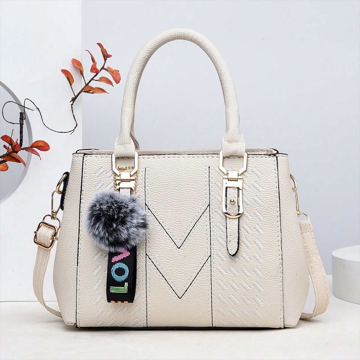 Bolso de mano informal con bola de pelo de color liso para mujer
