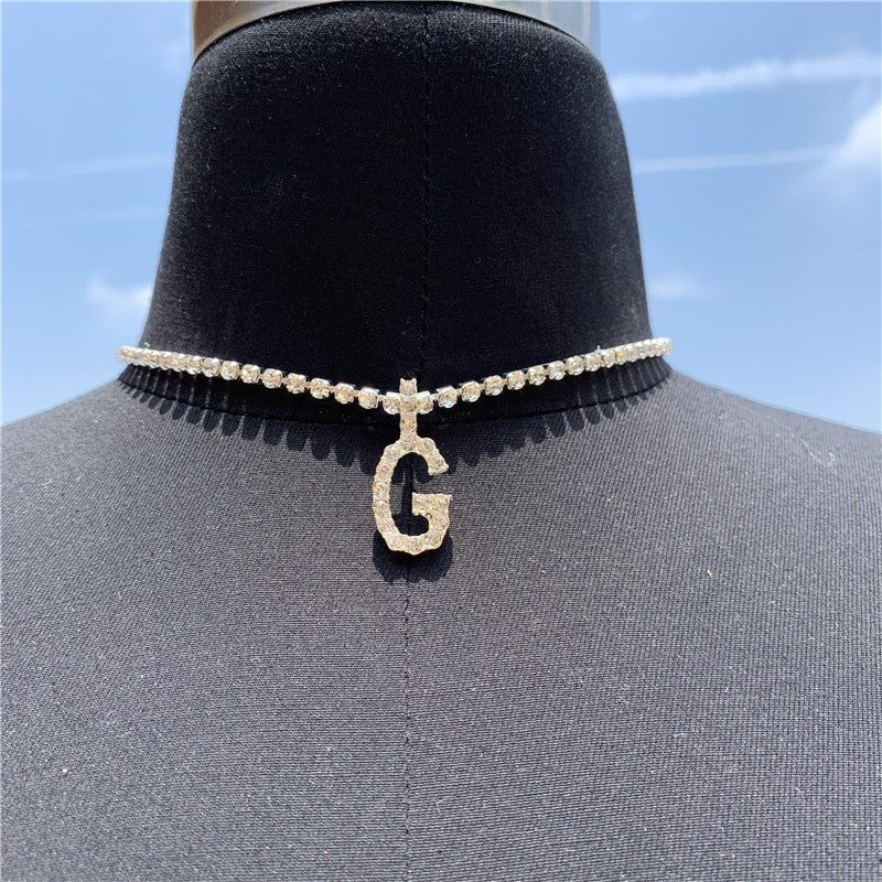 Collar con alfabeto de diamantes de imitación para mujer