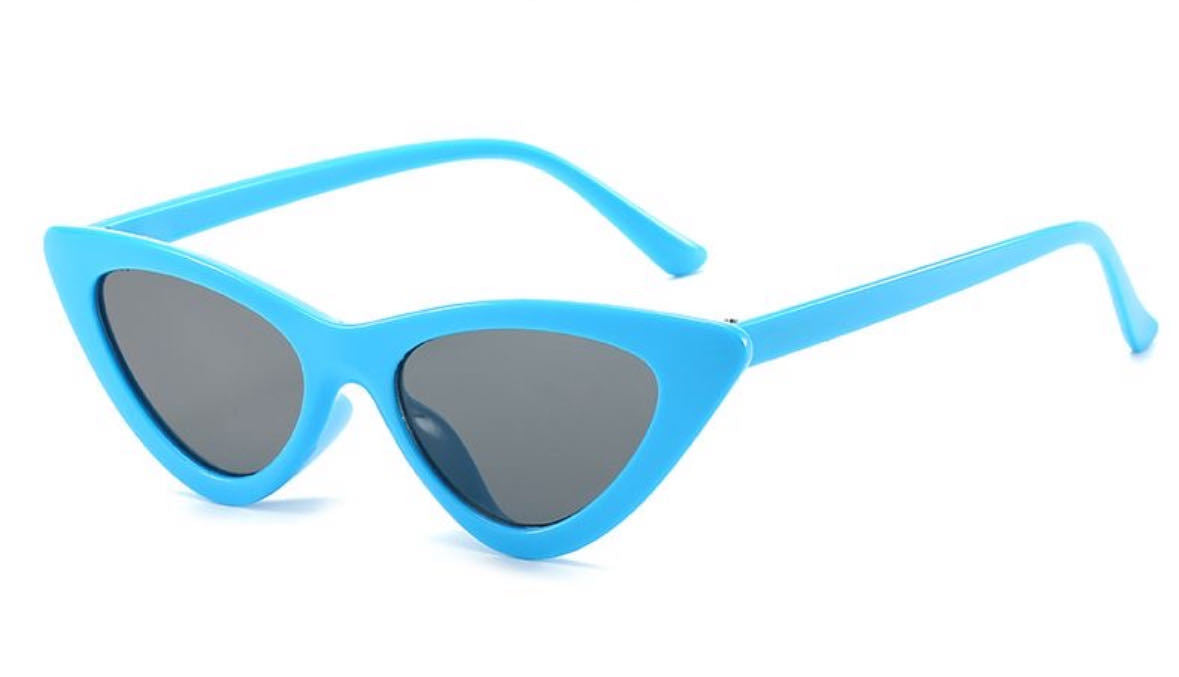 Gafas de sol retro con montura triangular pequeña y materiales de PC y CA