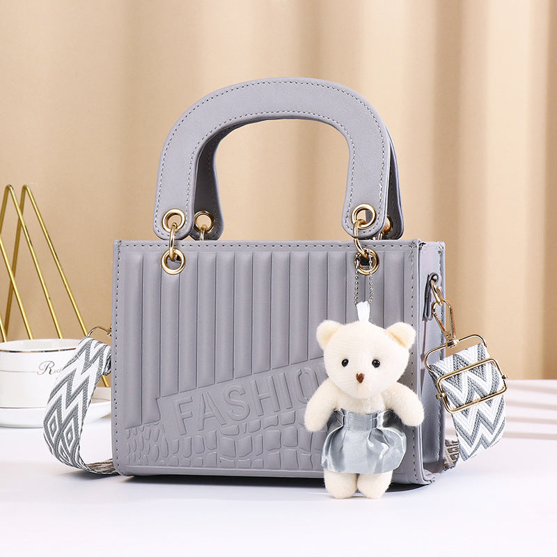 Sac à main décontracté à motif losange de couleur unie pour femme avec pendentif ours