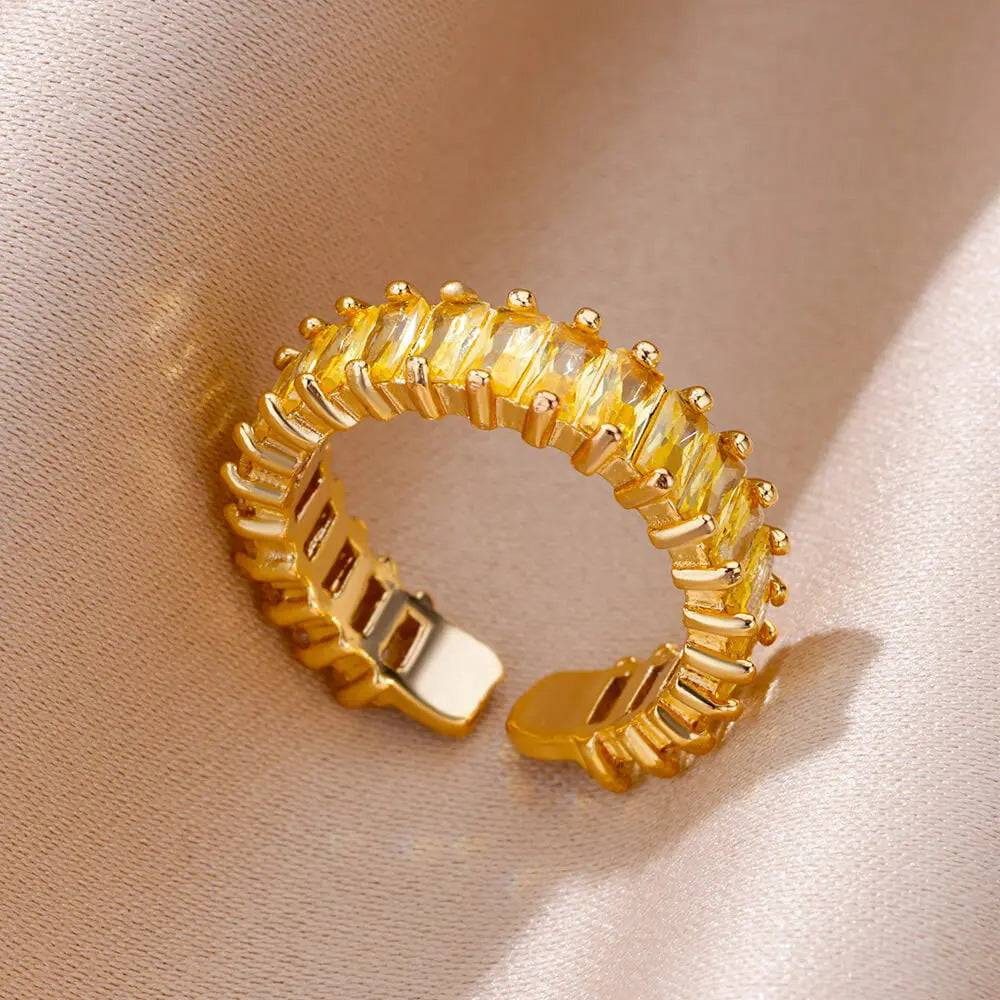 Elegante anillo de circonitas en oro de 18 quilates para mujer