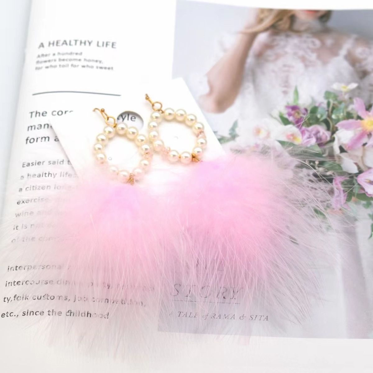 Pendientes de perlas de peluche con plumas bohemias para mujer