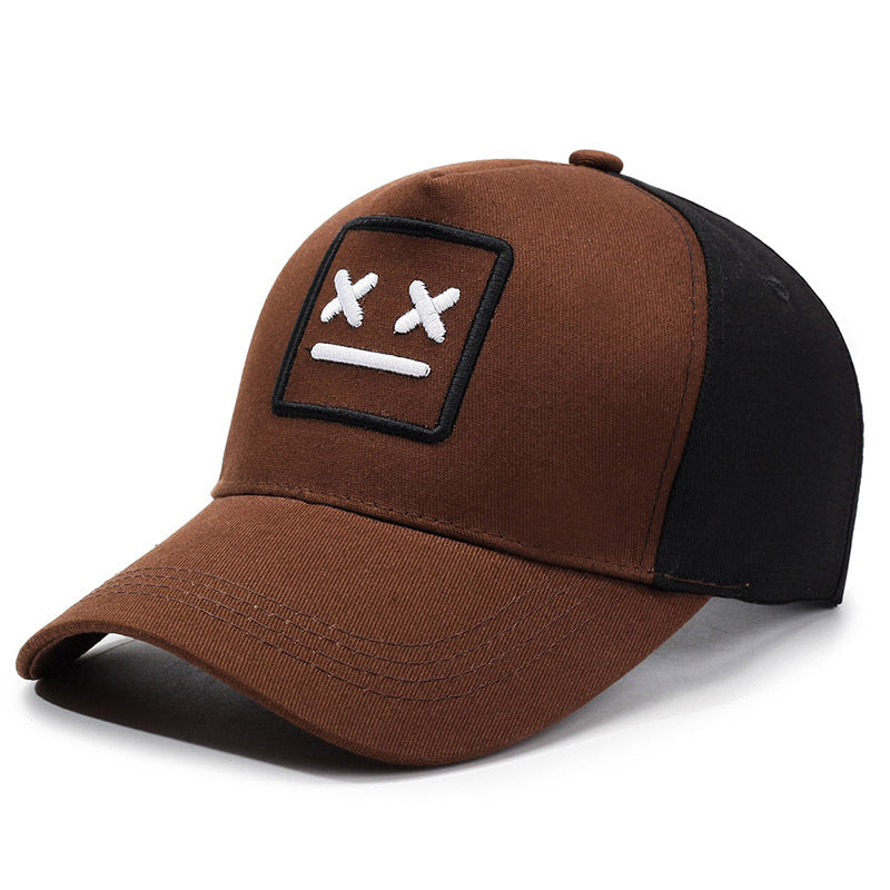 Casquette simple brodée avec coutures contrastées