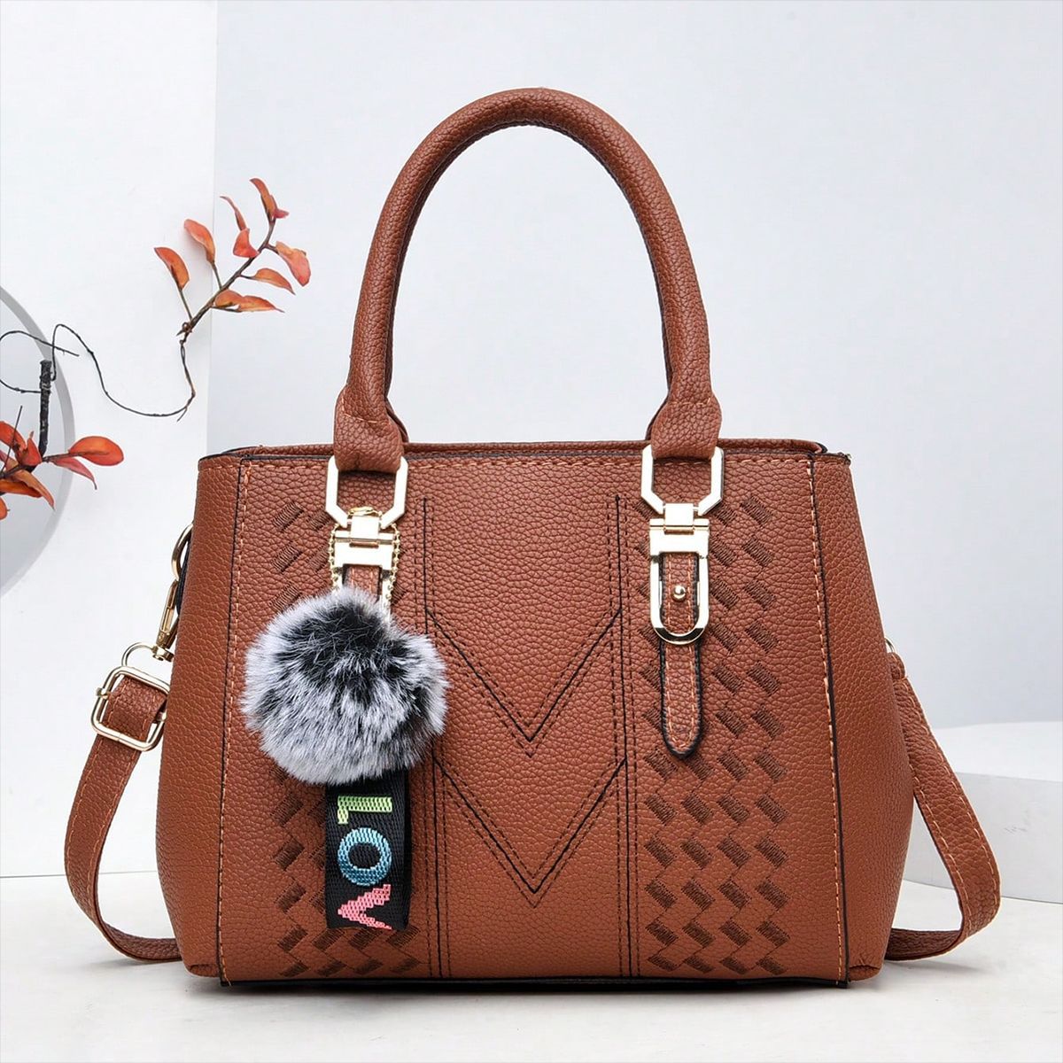 Bolso de mano informal con bola de pelo de color liso para mujer