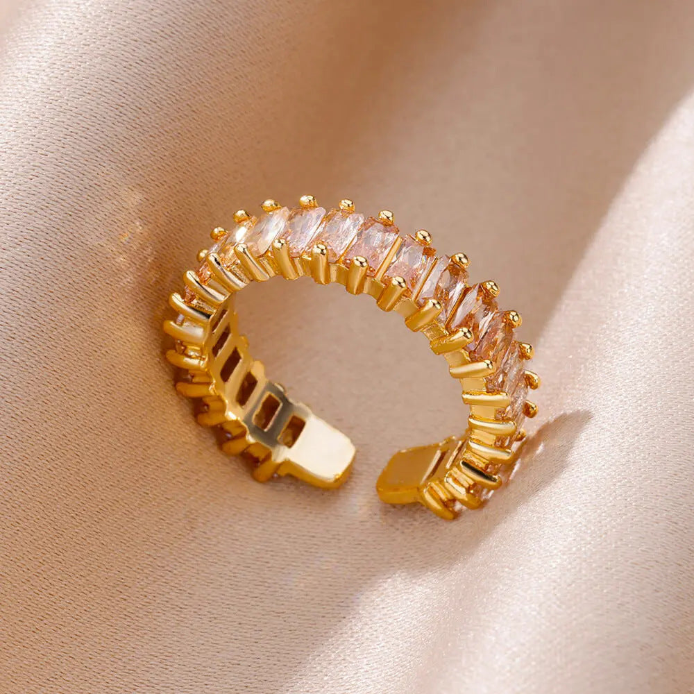 Elegante anillo de circonitas en oro de 18 quilates para mujer
