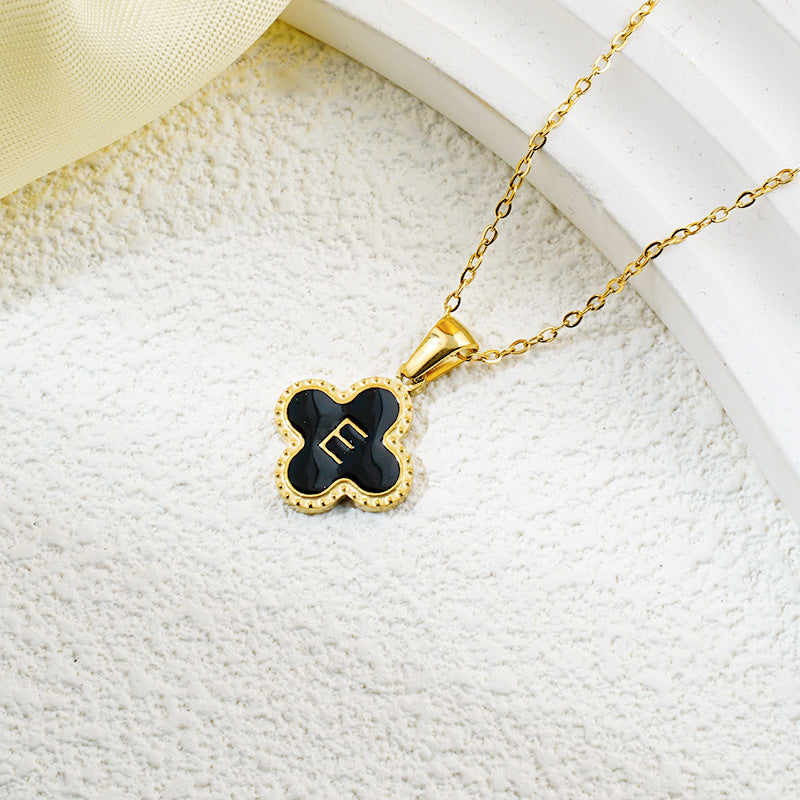Collar de fritillaria blanca y negra con 26 letras de trébol de moda