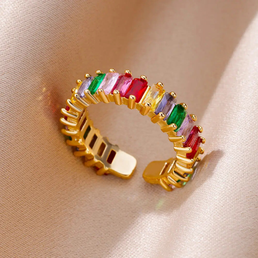 Elegante anillo de circonitas en oro de 18 quilates para mujer