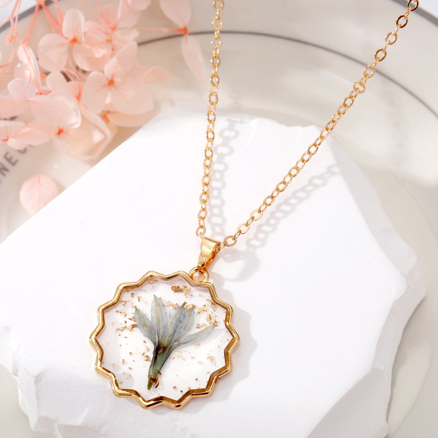 Collar con colgante de flores secas naturales de Bohemia