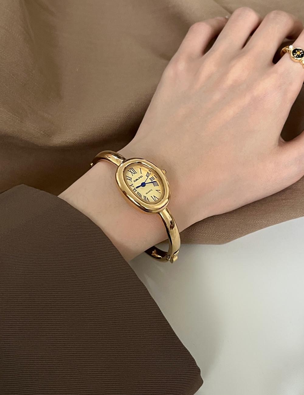 Trendy Oval Dail Gold Quartz Wrist Watch