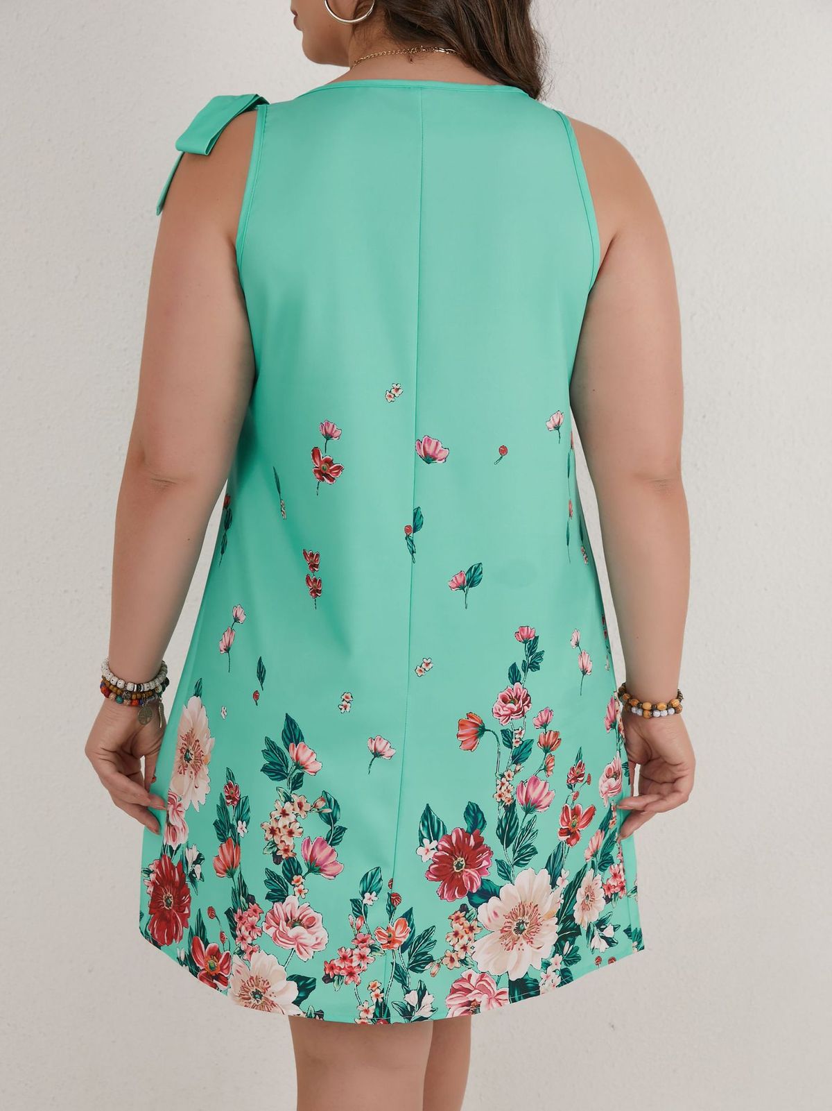 Robe irrégulière à lacets et imprimé floral grande taille