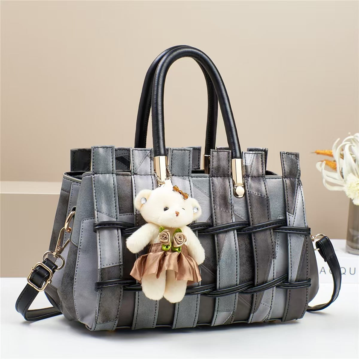 Bolso de mano retro tejido en contraste de color con colgante de oso para mujer