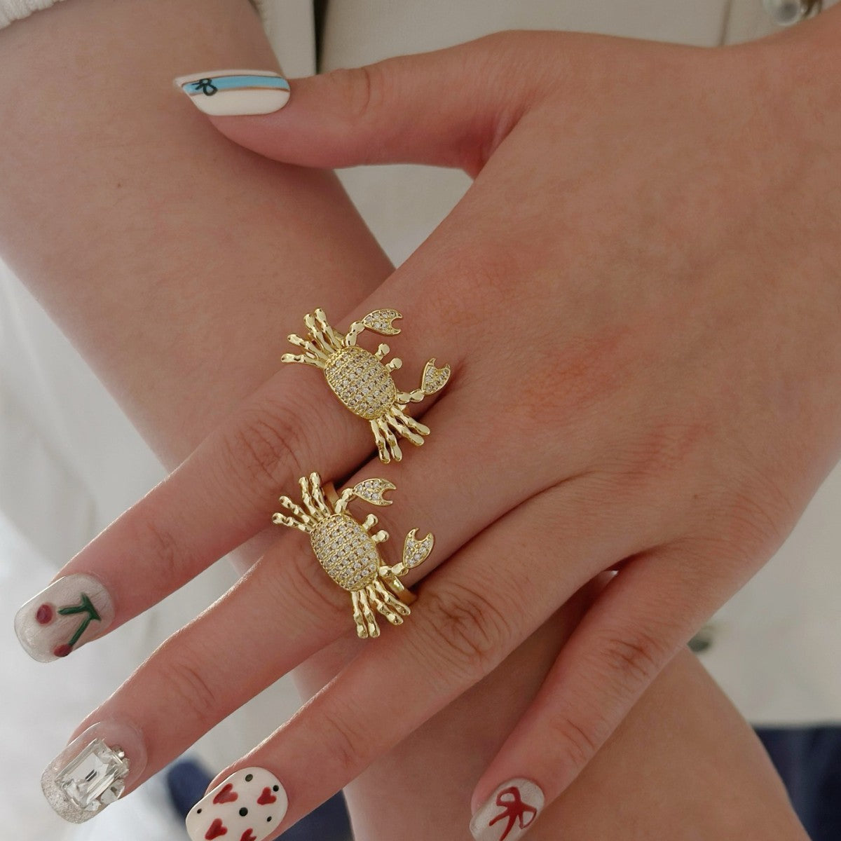 Anillo de cangrejo pequeño con circonitas bañadas en cobre para mujer
