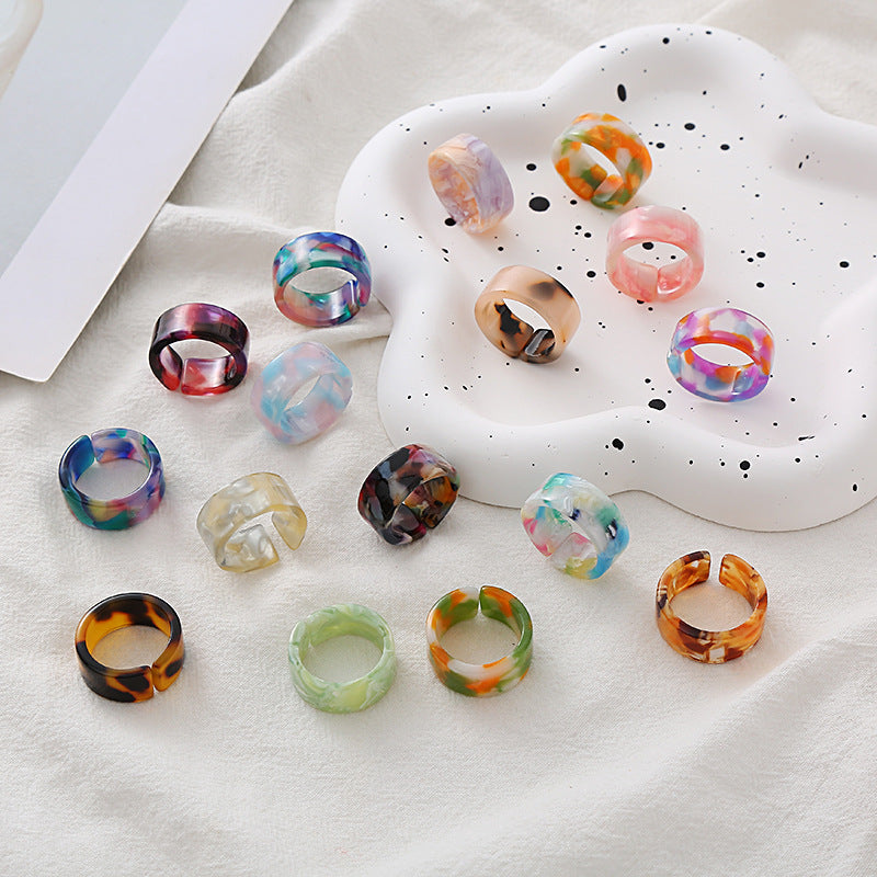 Bague géométrique multicolore en acrylique pour femme - Accessoire élégant