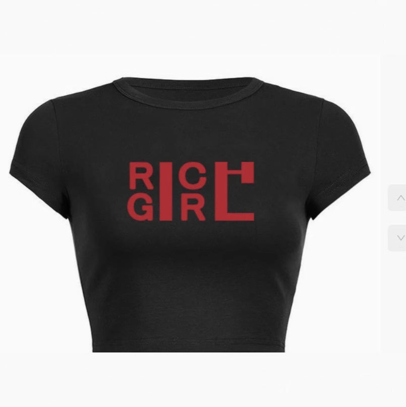 Camiseta de manga corta con estampado de letras para mujer, corte ajustado, estilo casual y moderno.