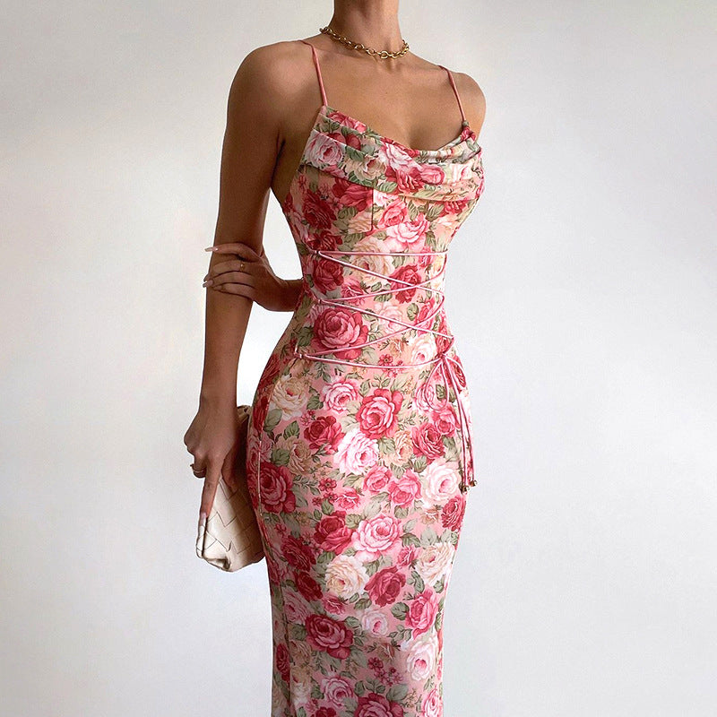 Vestido elegante ajustado con tirantes finos y estampado floral para mujer