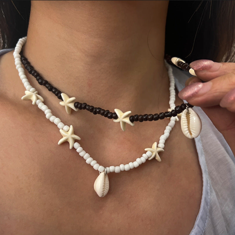 Collar bohemio de cuentas de arroz, estrellas de mar y conchas de playa
