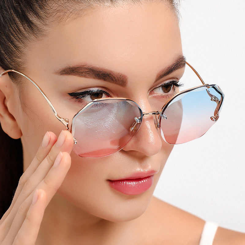 Gafas de sol sin marco con borde de arco metálico poligonal de moda