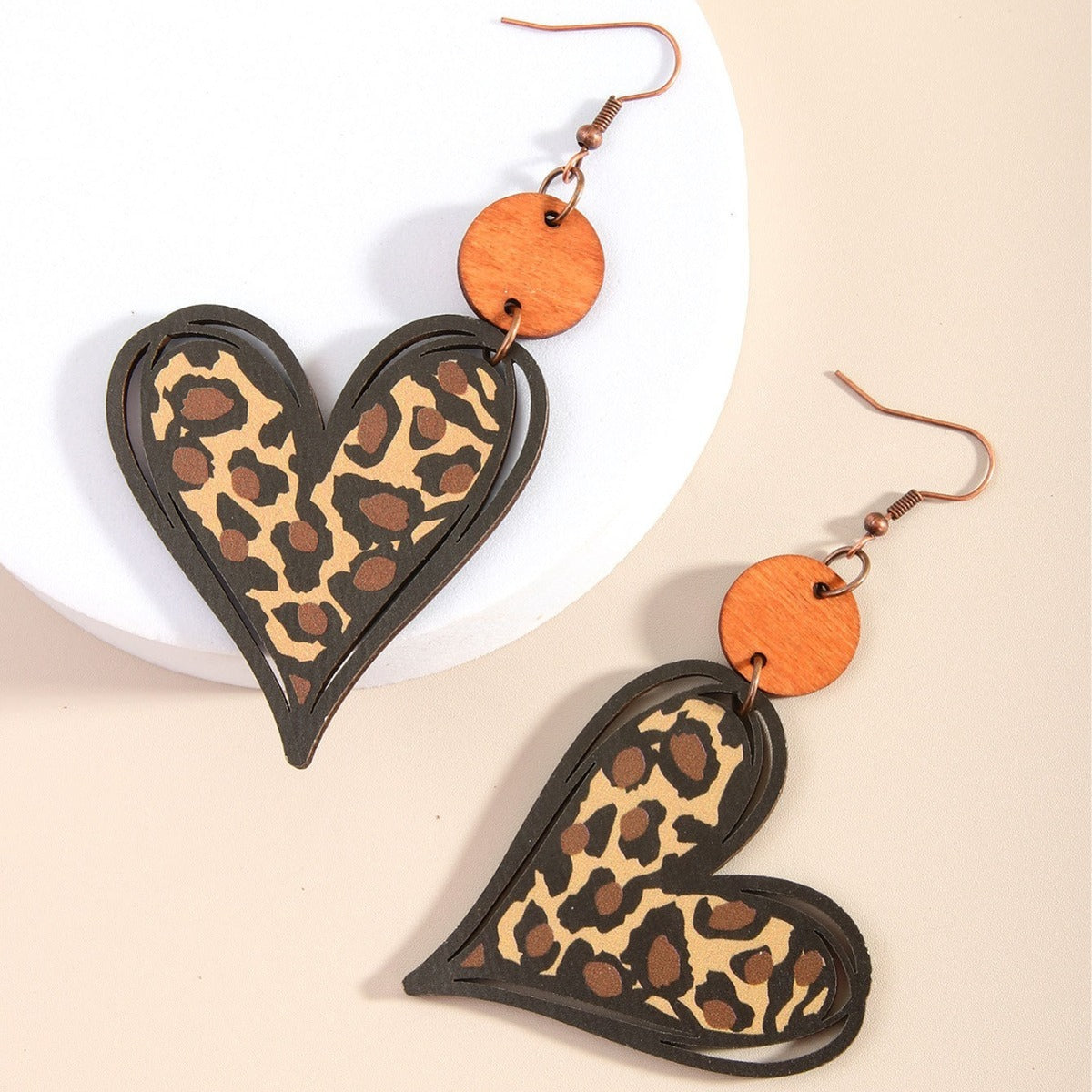 Pendientes bohemios de virutas de madera con forma de corazón y diseño de leopardo