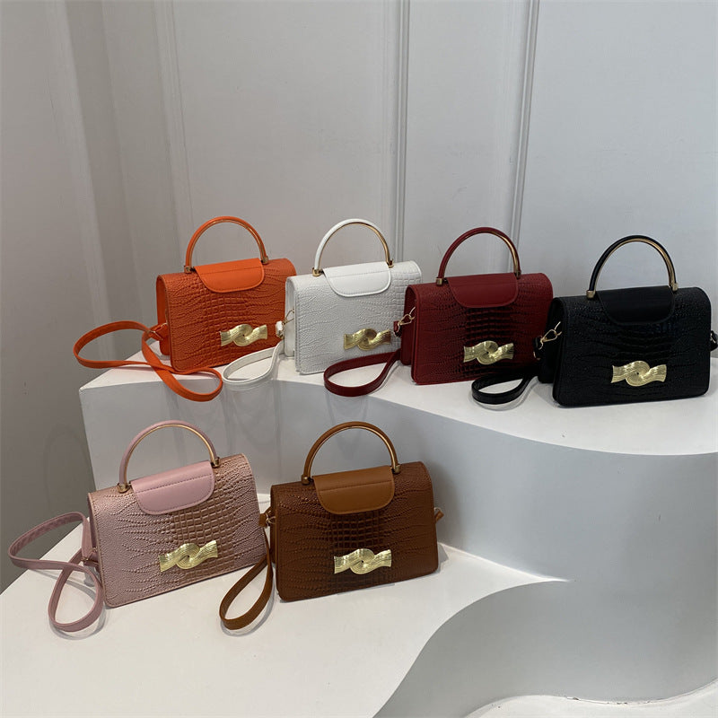 Bolso de piel de cocodrilo con hebilla de metal en color liso para mujer