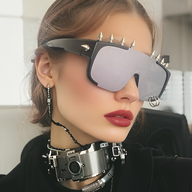 Gafas de sol de moda punk con remaches de montura grande y marco de PC