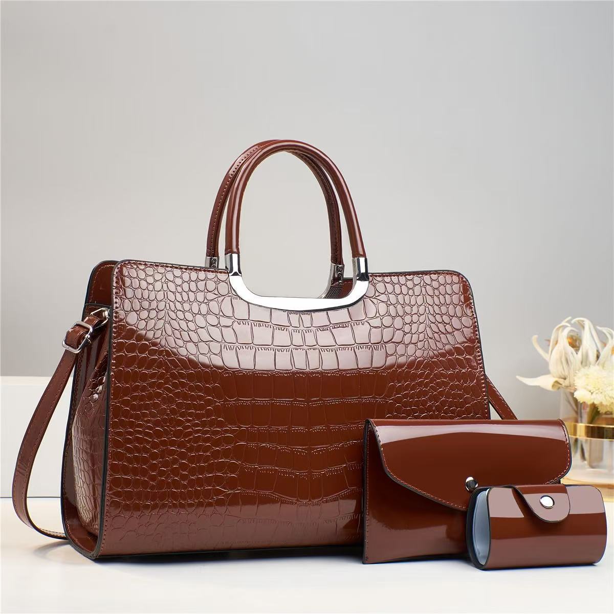 Conjunto de bolso de mano de charol con estampado de cocodrilo de color liso informal para mujer