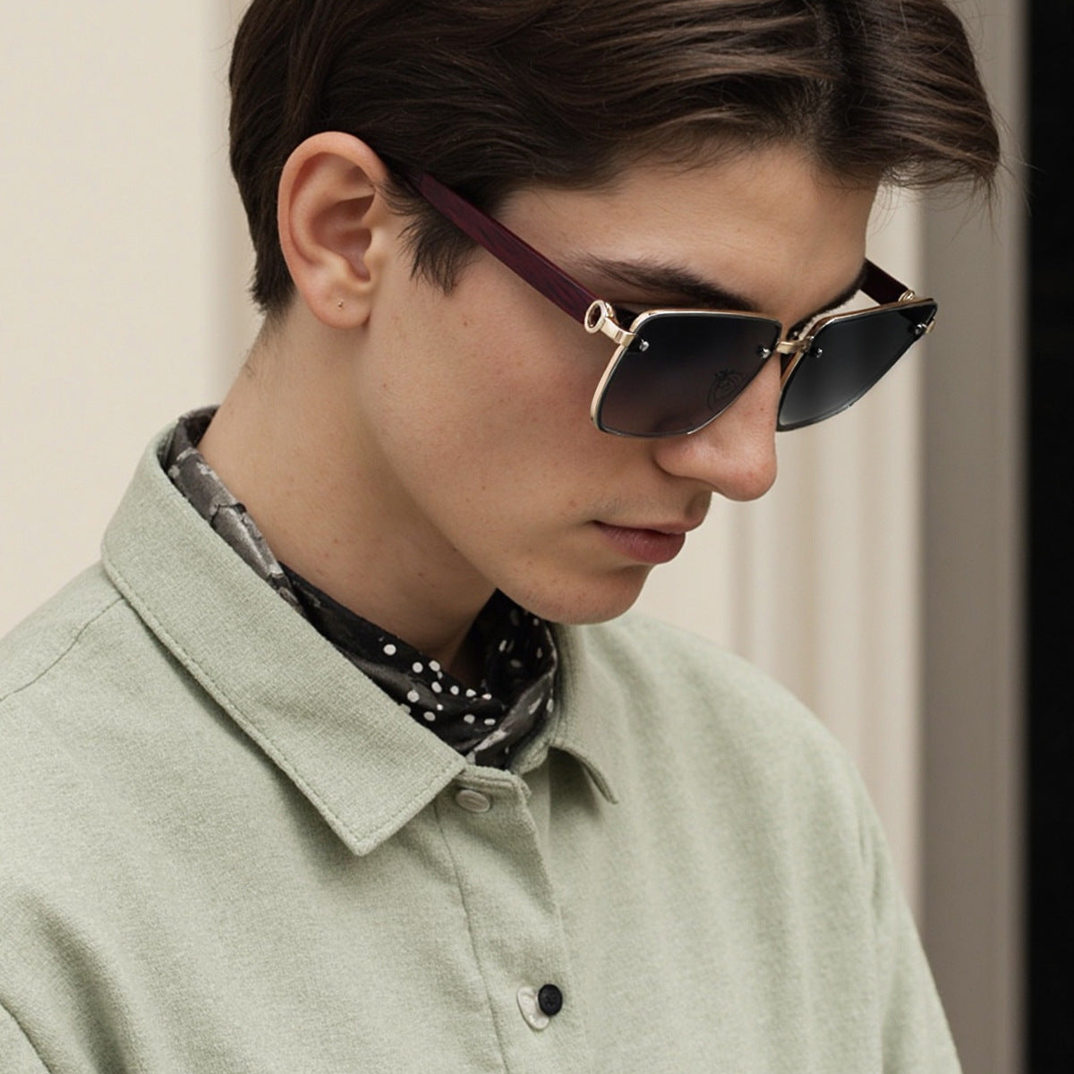 Gafas de sol informales de imitación de madera con borde cuadrado y diseño a la moda para hombre