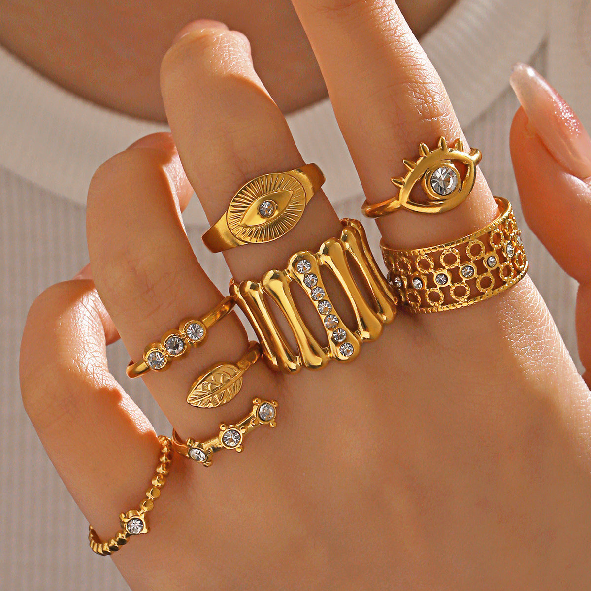 Anillo sencillo con incrustaciones de diamantes de imitación para mujer