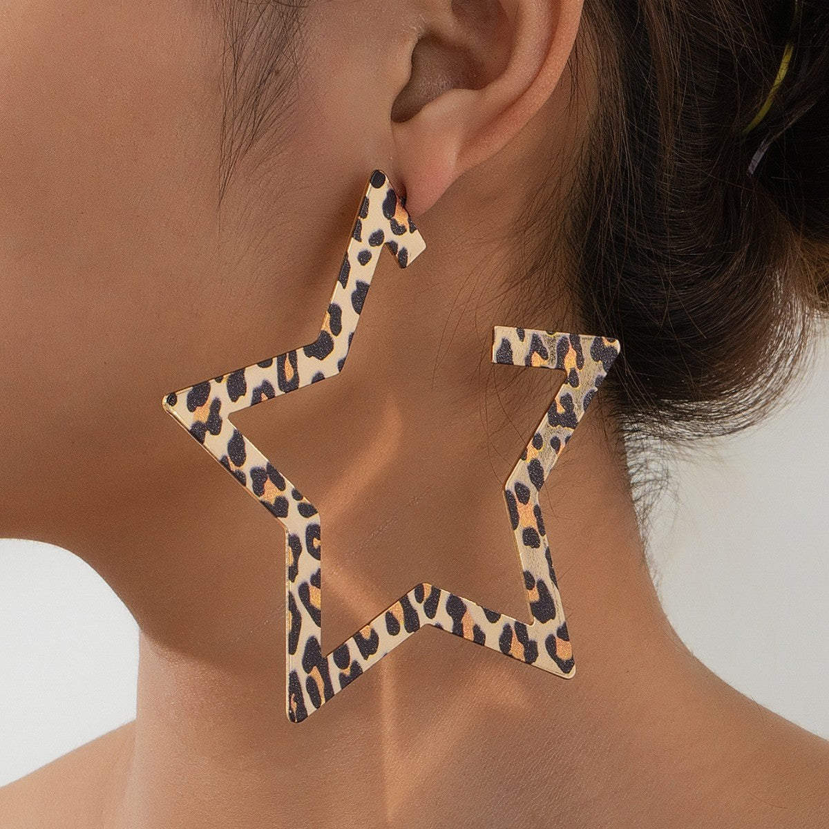 Boucles d'oreilles léopard exagérées creuses en forme d'étoile à cinq branches, style alliage