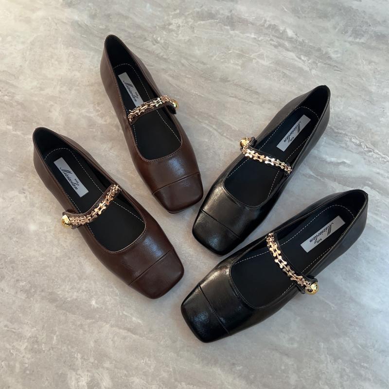 Mocasines Mary Jane de moda para mujer con punta cuadrada y adornos metálicos