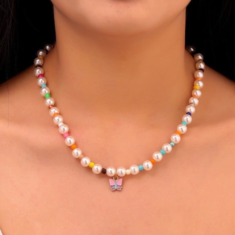 Collar bohemio de perlas y mariposas multicolor