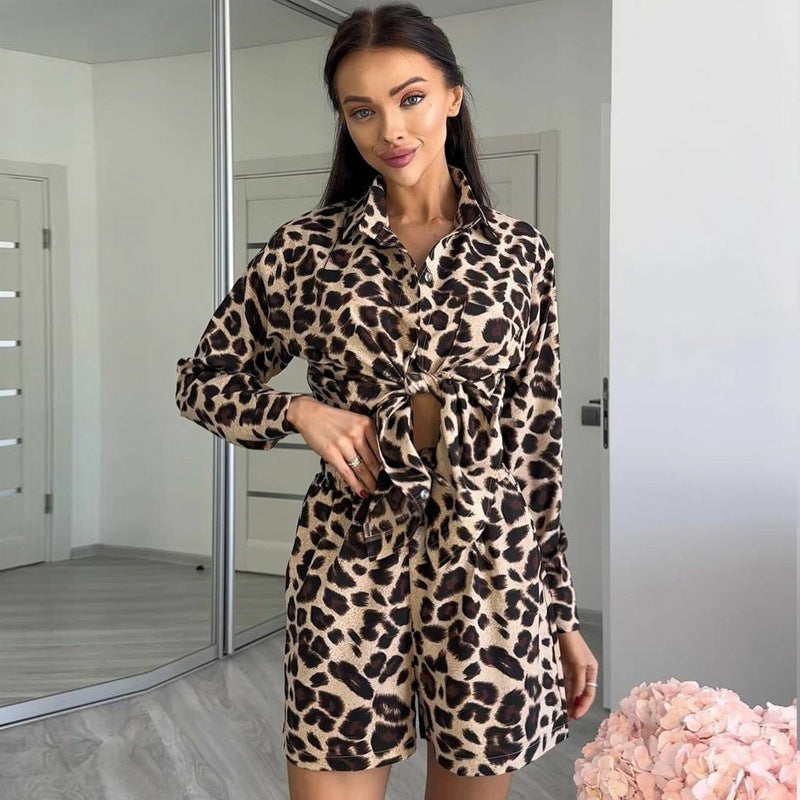 Conjunto de cárdigan de manga larga y pantalones cortos con estampado de leopardo