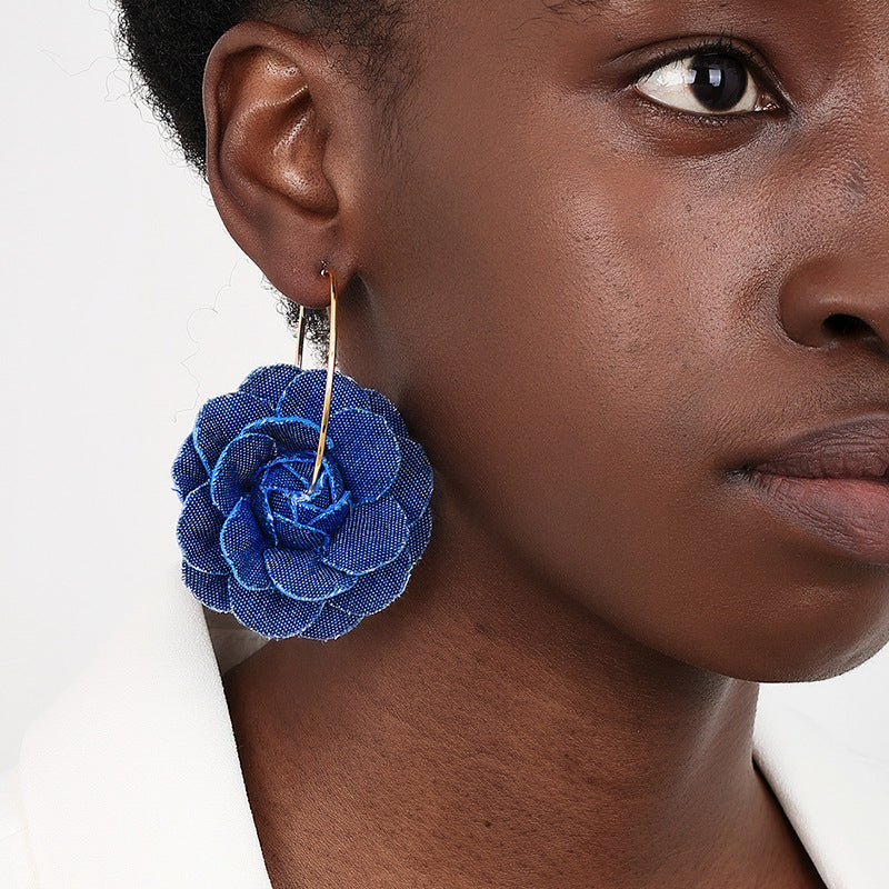 Boucles d'oreilles florales en denim exagérées et créatives