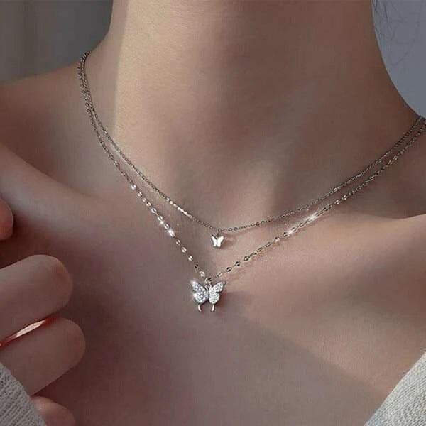 Collar con colgante de mariposa con diamantes de imitación para mujer