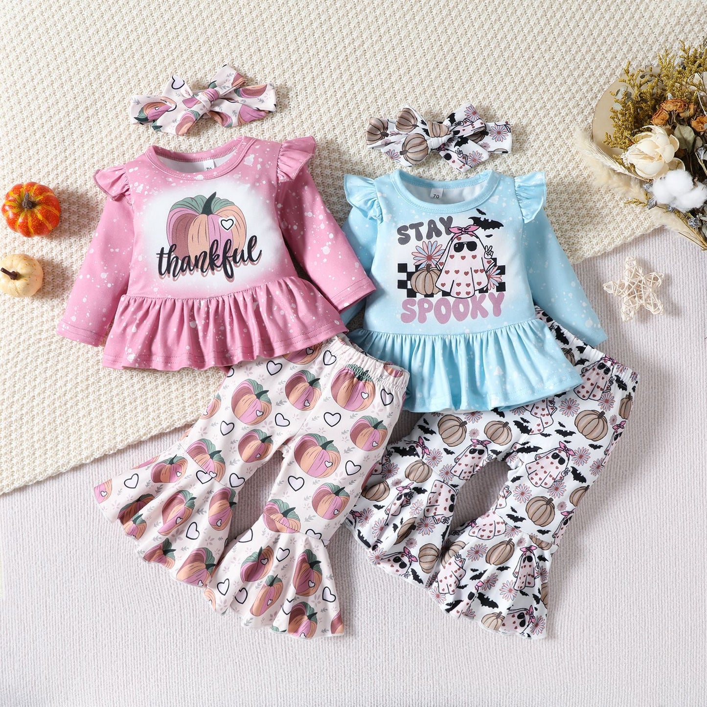 Conjunto de top y pantalones acampanados de manga larga con estampado de calabaza y letras de Halloween para niñas pequeñas