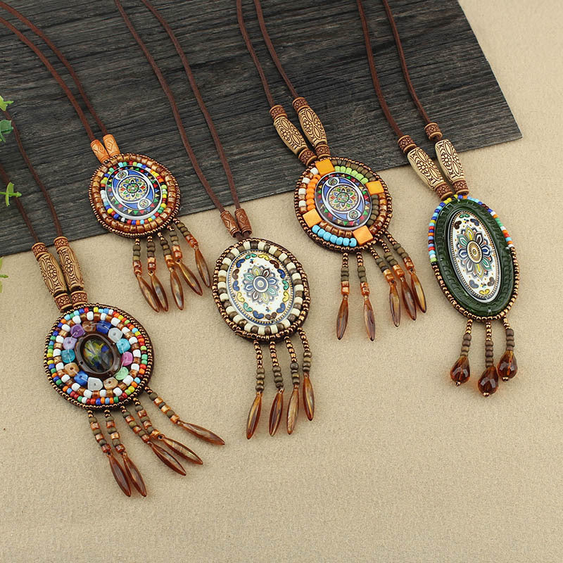 Collier pendentif à long pompon de style bohème