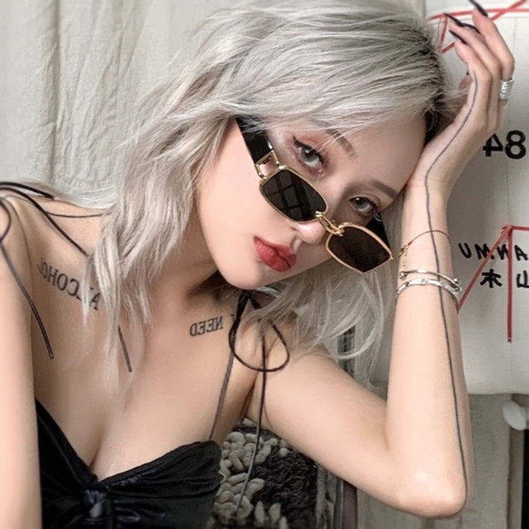 Lunettes de soleil carrées décontractées à la mode pour femmes avec accents dorés