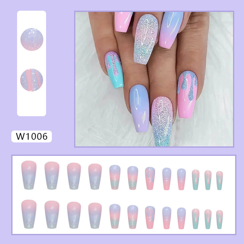 Uñas postizas con purpurina y diseño de macarrón con degradado de color para chica dulce y deslumbrante.
