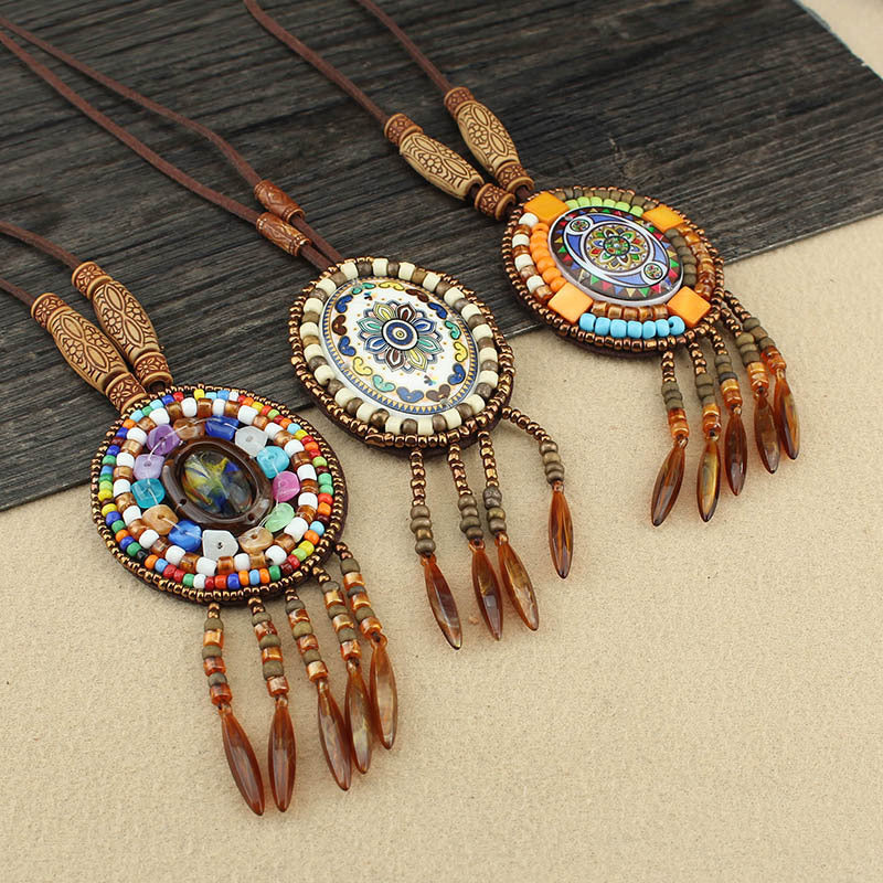 Collier pendentif à long pompon de style bohème