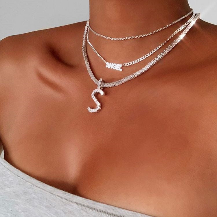 Collar con alfabeto de diamantes de imitación para mujer