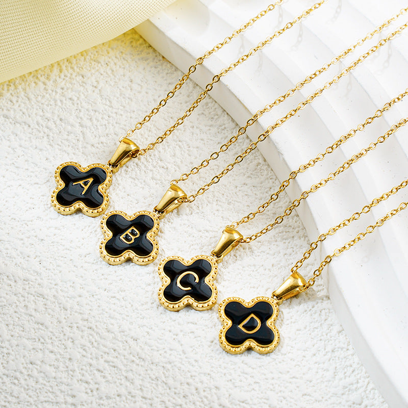 Collar de fritillaria blanca y negra con 26 letras de trébol de moda