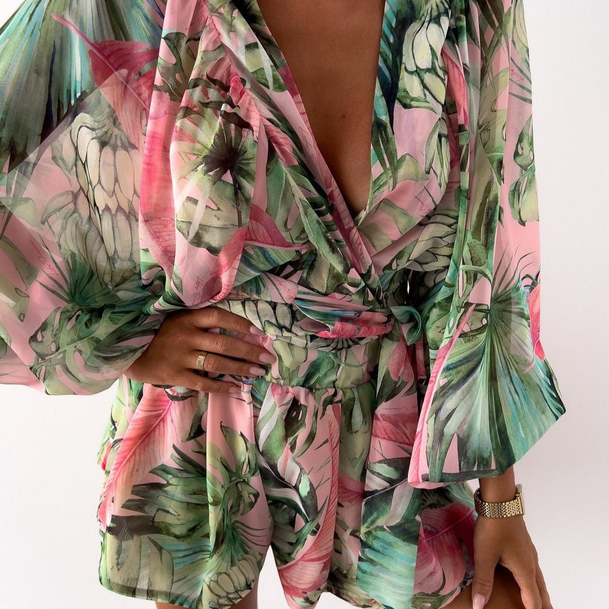 Conjunto de dos piezas de top y pantalones cortos de manga larga con cuello en V y estampado floral para mujer