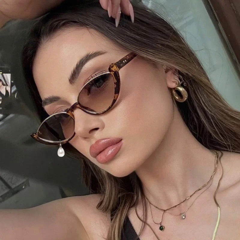 Trendy Cat Eye Sunglasses in Stylish Frames