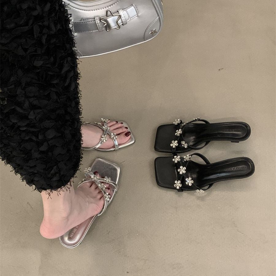 Sandales élégantes à talons mi-hauts et bout carré en strass