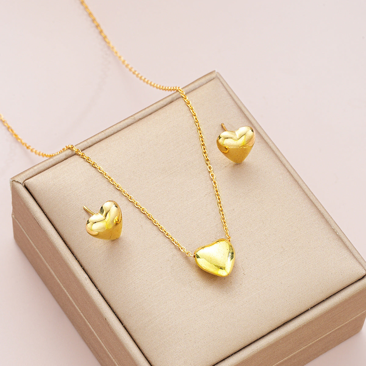 Conjunto de collar y pendientes con forma de corazón de oro, elegante y sencillo.