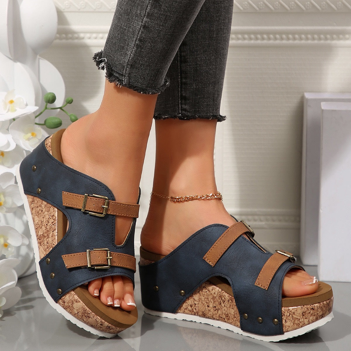 Pantuflas informales de cuña con punta abierta y remaches para mujer