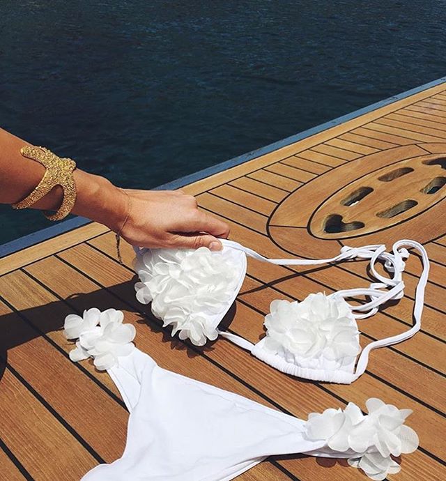 Bikini floral sexy para mujer en negro, gris, rosa y blanco.