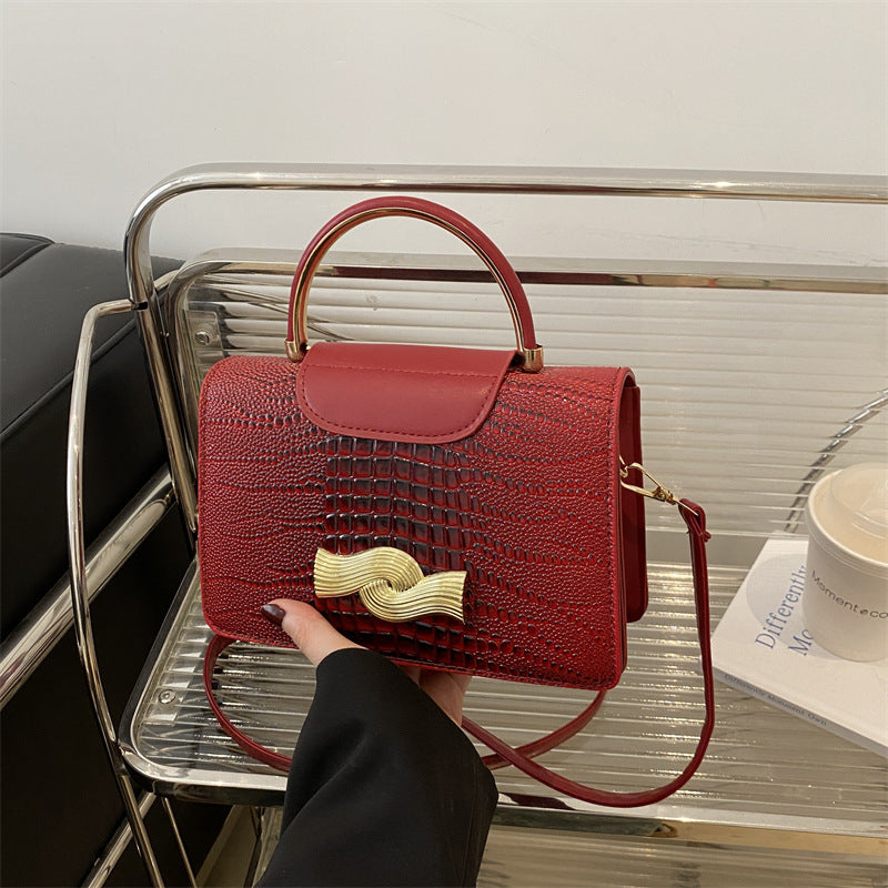 Bolso de piel de cocodrilo con hebilla de metal en color liso para mujer
