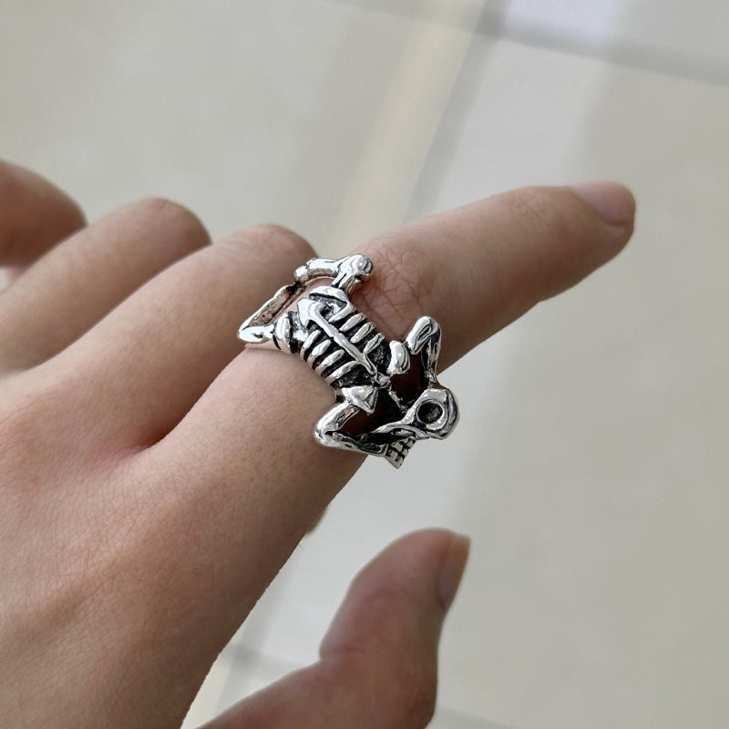 Anillo de calavera rockera retro de Halloween para mujer