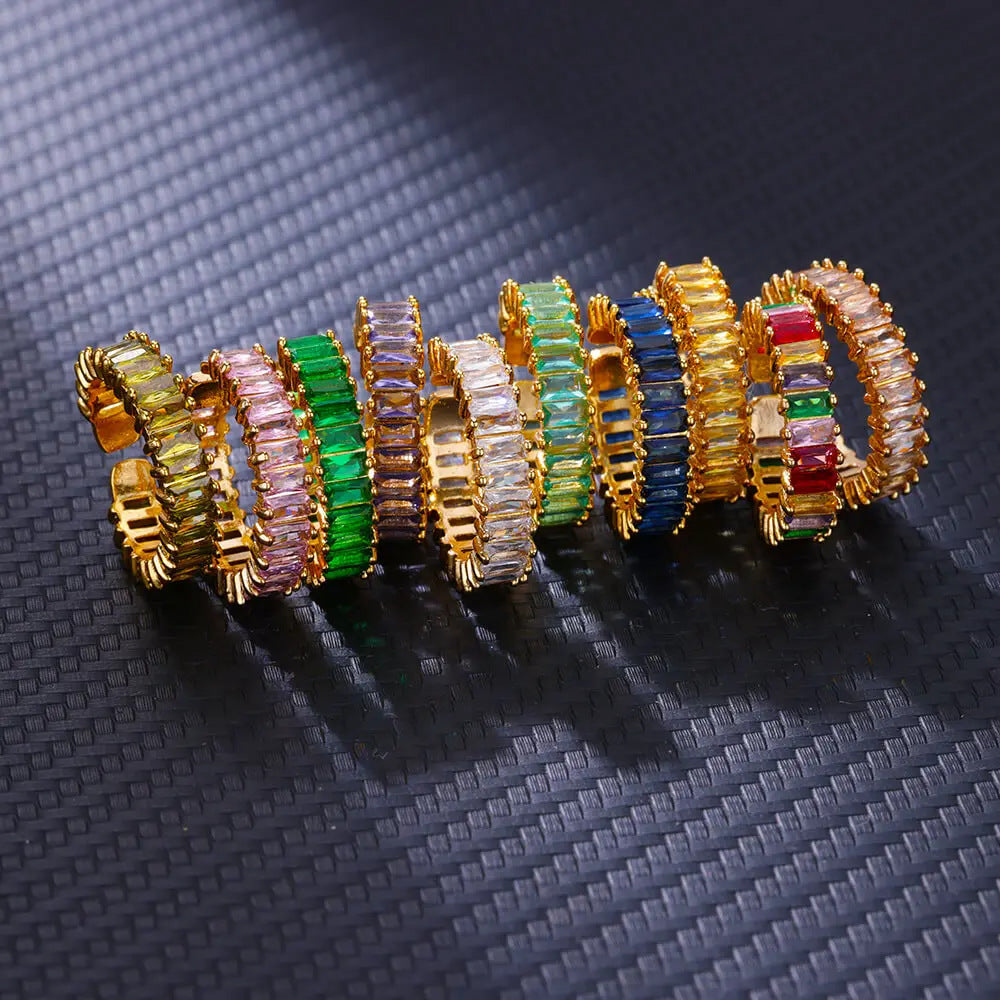 Elegante anillo de circonitas en oro de 18 quilates para mujer